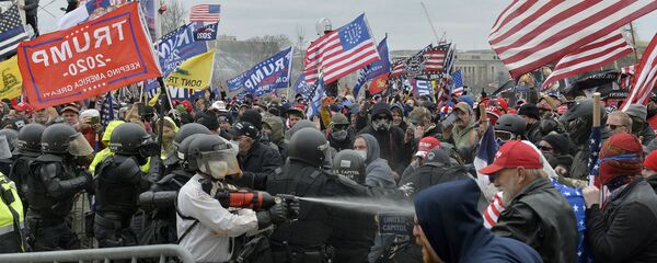 Сторонники Трампа сталкиваются с полицией при попытке штурма Капитолия (6 декабря 2021). Вашингтон - Sputnik Армения