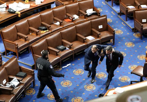 Члены конгресса бегут в поисках прикрытия во время штурма Капитолия сторонниками действующего президента США Дональда Трампа (6 декабря 2021). Вашингтон - Sputnik Армения