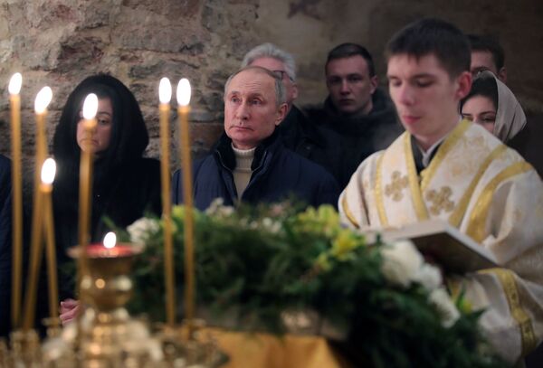 Президент РФ Владимир Путин во время Рождественского богослужения в церкви Николы на Липне - Sputnik Армения