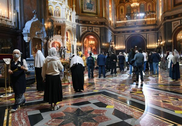 Верующие, соблюдающие социальную дистанцию, во время Рождественского богослужения в храме Христа Спасителя в Москве - Sputnik Армения