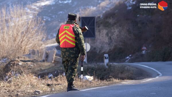Российские пограничники обеспечивают безопасность 21-километрового участка трассы Горис-Капан, проходящего через спорную территорию - Sputnik Армения