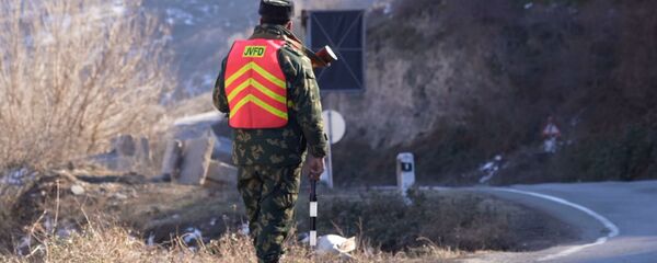 Российские пограничники обеспечивают безопасность 21-километрового участка трассы Горис-Капан, проходящего через спорную территорию Российские пограничники обеспечивают безопасность 21-километрового участка трассы Горис-Капан, проходящего через спорную территорию - Sputnik Армения