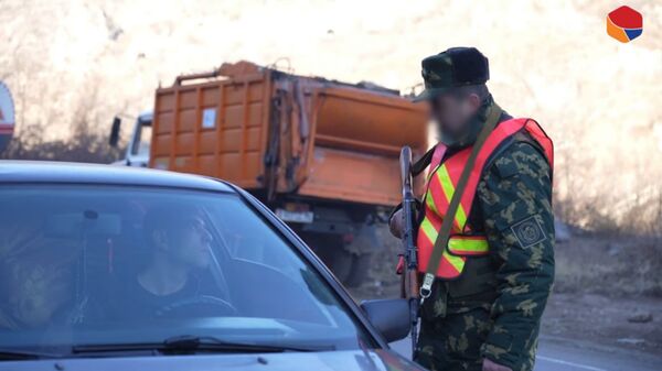 Охрана спорного участка дороги Горис-Капан: как обеспечивается безопасность граждан. Видео Охрана спорного участка дороги Горис-Капан: как обеспечивается безопасность граждан. Видео - Sputnik Армения