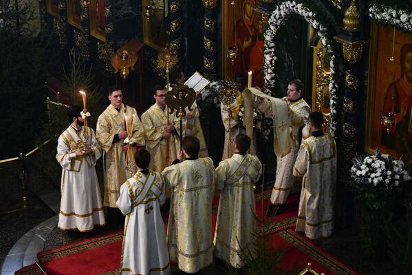 Священнослужители во время Рождественского богослужения в Свято-Троицком кафедральном соборе Екатеринбурга - Sputnik Армения