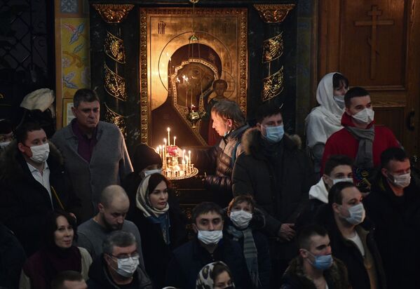 Верующие во время Рождественского богослужения в Свято-Троицком кафедральном соборе Екатеринбурга - Sputnik Армения