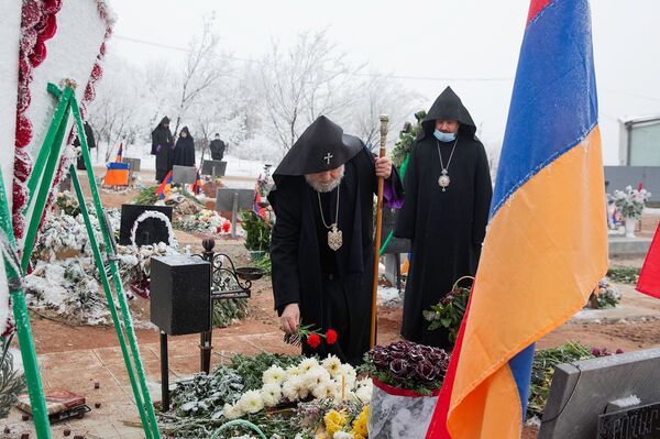 Ամենայն հայոց կաթողիկոսը հոգեհանգստյան կարգ մատուցեց Եռաբլուրում - Sputnik Արմենիա