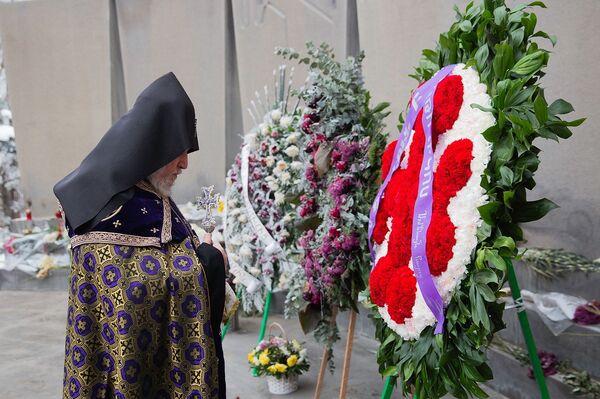 Ամենայն հայոց կաթողիկոսը հոգեհանգստյան կարգ մատուցեց Եռաբլուրում - Sputnik Արմենիա