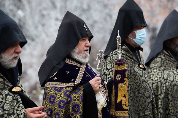 Ամենայն հայոց կաթողիկոսը հոգեհանգստյան կարգ մատուցեց Եռաբլուրում - Sputnik Արմենիա