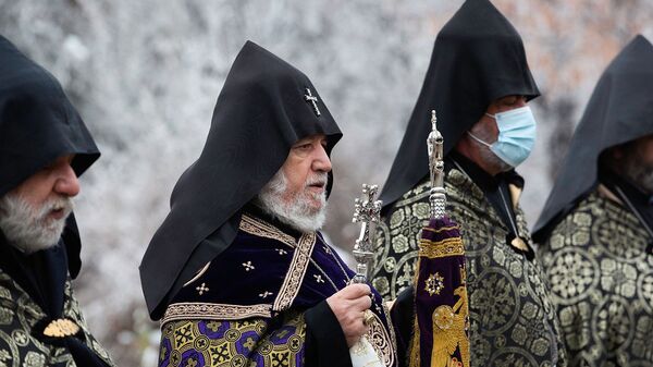 Его Святейшество Гарегин II в сопровождении епископов посетил военный пантеон Ераблур (7 января 2021). Еревaн - Sputnik Արմենիա