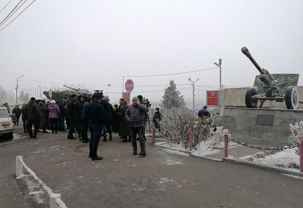 Ժամկետային զինծառայողների ծնողների բողոքի ակցիան Վազգեն Սարգսյանը անան զինվորական ինստիտուտի մոտ, (2021, հունվարի 8), Երևան  - Sputnik Արմենիա