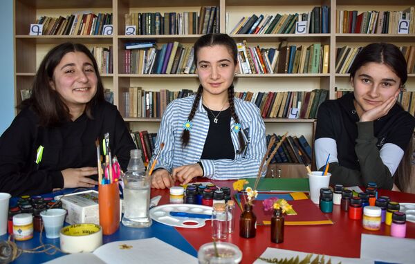 Школьная ярмарка талантов в Чинари: как обычное задание по ботанике стало бизнесом - Sputnik Армения
