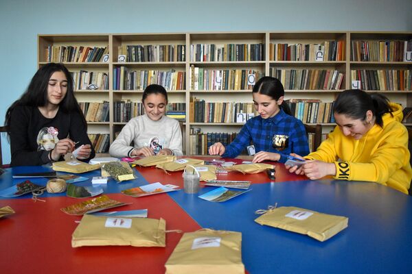 Ինչպես դասի հանձնարարությունը դարձավ բիզնես, կամ Չինարիի աշակերտների խելահեղ մտքերը Ինչպես դասի հանձնարարությունը դարձավ բիզնես, կամ Չինարիի աշակերտների խելահեղ մտքերը - Sputnik Արմենիա