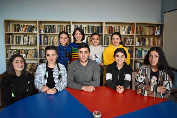 Школьная ярмарка талантов в Чинари: как обычное задание по ботанике стало бизнесом - Sputnik Армения