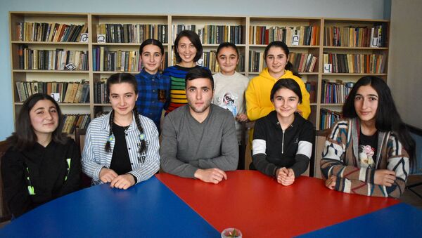 Мариам Григорян со своими учениками - Sputnik Արմենիա