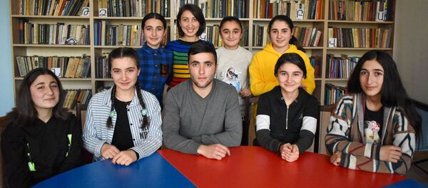 Мариам Григорян со своими учениками Мариам Григорян со своими учениками - Sputnik Արմենիա