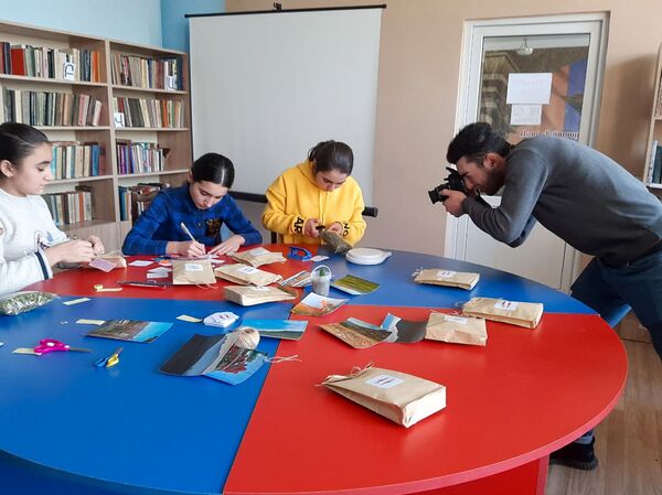 Школьная ярмарка талантов в Чинари: как обычное задание по ботанике стало бизнесом - Sputnik Армения