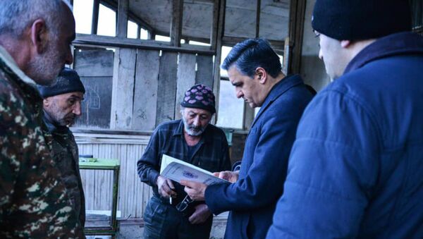 Омбудсмен Арман Татоян в доме Степы Мовсисян (9 января 2021). село Шурнух - Sputnik Армения
