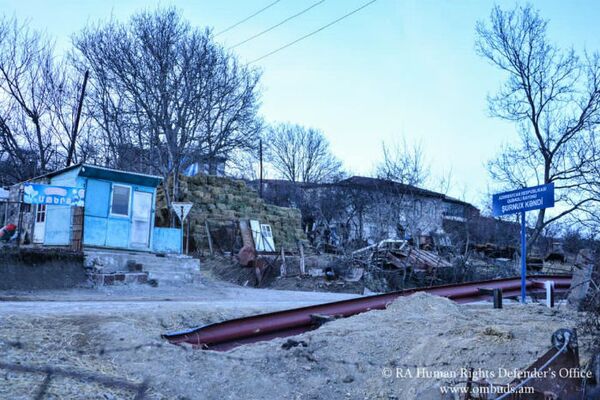 Անհեթեթ վիճակ. շուռնուխցու գոմի կեսը մնացել է հայկական, մյուս կեսը` ադրբեջանական տարածքում Անհեթեթ վիճակ. շուռնուխցու գոմի կեսը մնացել է հայկական, մյուս կեսը` ադրբեջանական տարածքում - Sputnik Արմենիա