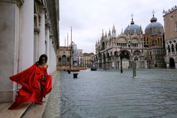 Женщина в развевающемся платье на затопленной площади Сан-Марко в Венеции, Италия. - Sputnik Армения