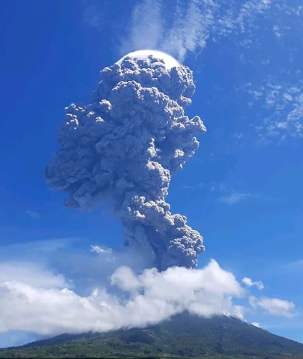 Извержение вулкана Левотоло в Индонезии. - Sputnik Армения