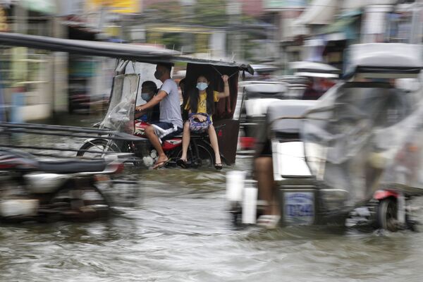 Затопленная в результате тайфуна Молаве дорога на Филиппинах. - Sputnik Армения