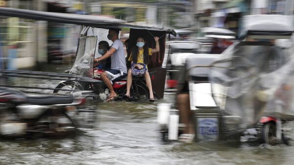 Затопленная в результате тайфуна Молаве дорога на Филиппинах  - Sputnik Армения