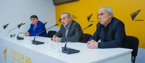 Слева направо: Самвел Ароян, Серж Срапионян и Самвел Тадевосян в пресс-центре Sputnik Армения (9 января 2021). Еревaн - Sputnik Армения