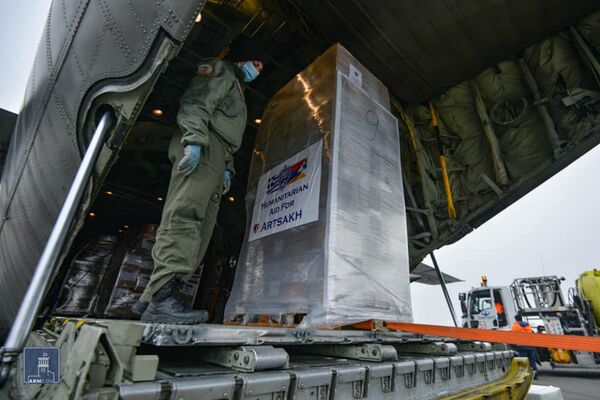 Второй борт с гуманитарной помощью из Греции уже в Ереване Второй борт с гуманитарной помощью из Греции уже в Ереване - Sputnik Армения