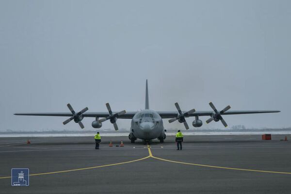 Второй борт с гуманитарной помощью из Греции уже в Ереване Второй борт с гуманитарной помощью из Греции уже в Ереване - Sputnik Армения