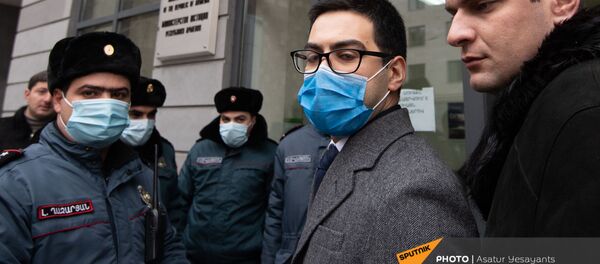 Министр юстиции Рустам Бадасян возвращается в министерство после встречи с собравшимися у здания активистами (8 января 2020). Еревaн Министр юстиции Рустам Бадасян возвращается в министерство после встречи с собравшимися у здания активистами (8 января 2020). Еревaн - Sputnik Армения