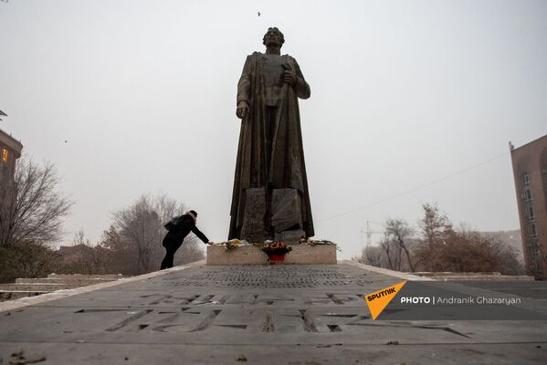 Девушка возлагает цветы к памятнику Гарегина Нжде - Sputnik Армения