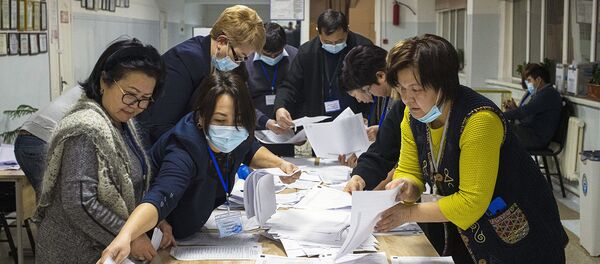 Сотрудники избирательной комиссии во время подсчета голосов на одном из избирательных участков после окончания голосования на досрочных выборах президента Кыргызстана и референдума по вопросу формы правления (10 января 2021). Бишкек Сотрудники избирательной комиссии во время подсчета голосов на одном из избирательных участков после окончания голосования на досрочных выборах президента Кыргызстана и референдума по вопросу формы правления (10 января 2021). Бишкек - Sputnik Армения