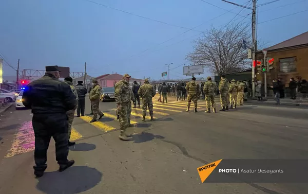Оппозиция перекрыла дорогу в аэропорт (11 января 2021). Еревaн Оппозиция перекрыла дорогу в аэропорт (11 января 2021). Еревaн - Sputnik Армения