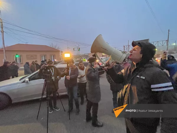 Пашиняну удалось добраться до аэропорта Звартноц: оппозиция разблокировала дорогу Пашиняну удалось добраться до аэропорта Звартноц: оппозиция разблокировала дорогу - Sputnik Армения