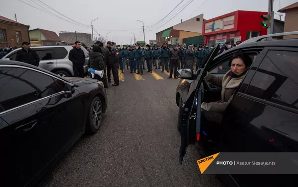 Оппозиция перекрыла дорогу в аэропорт (11 января 2021). Еревaн Оппозиция перекрыла дорогу в аэропорт (11 января 2021). Еревaн - Sputnik Армения