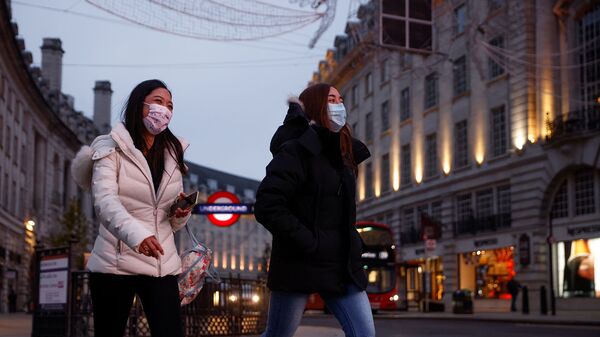 Женщины в масках переходят Риджент-стрит (8 января 2021). Лондон - Sputnik Արմենիա