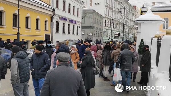У армянского посольства в Москве собрались несколько десятков недовольных премьером Пашиняном - Sputnik Արմենիա