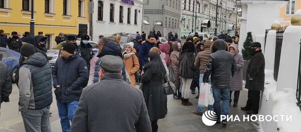 У армянского посольства в Москве собрались несколько десятков недовольных премьером Пашиняном - Sputnik Արմենիա