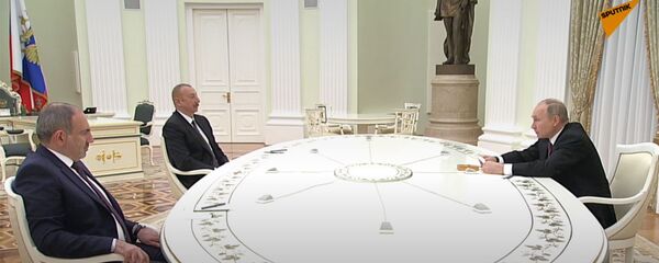Премьер-министр Армении Никол Пашинян (слева), президент РФ Владимир Путин и президент Азербайджана Ильхам Алиев (справа) во время трёхсторонних переговоров (11 января 2021). Москва - Sputnik Армения