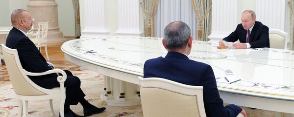 Премьер-министр Армении Никол Пашинян (на первом плане), президент РФ Владимир Путин и президент Азербайджана Ильхам Алиев (слева) во время трёхсторонних переговоров (11 января 2021). Москва - Sputnik Արմենիա