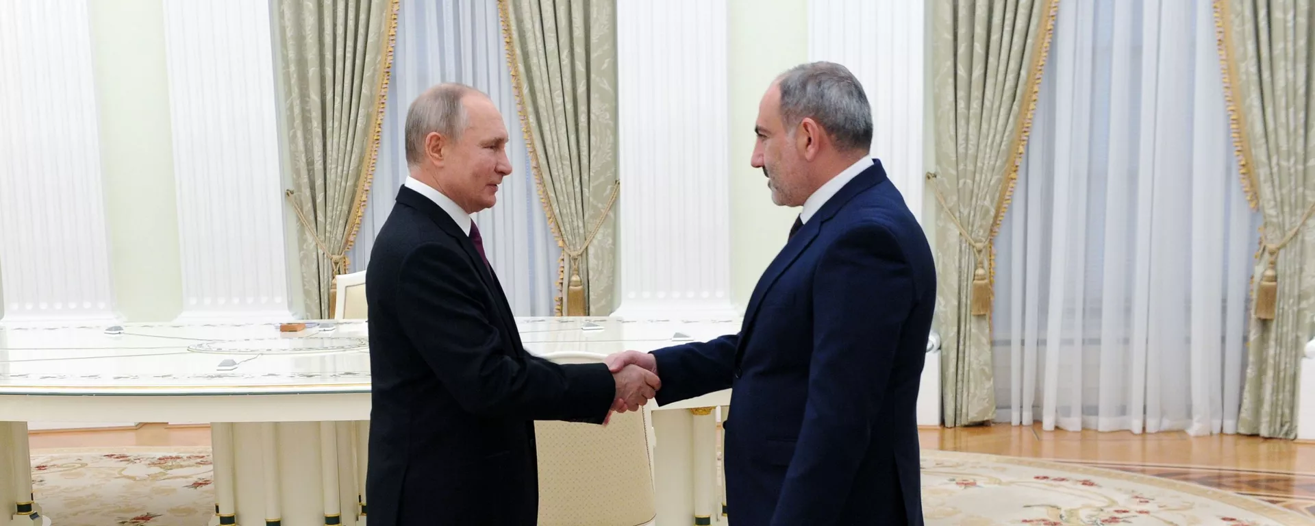 Премьер-министр Армении Никол Пашинян (справа) и президент РФ Владимир Путин перед началом трёхсторонних переговоров (11 января 2021). Москва - Sputnik Армения, 1920, 11.01.2021