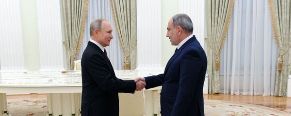 Премьер-министр Армении Никол Пашинян (справа) и президент РФ Владимир Путин перед началом трёхсторонних переговоров (11 января 2021). Москва - Sputnik Армения