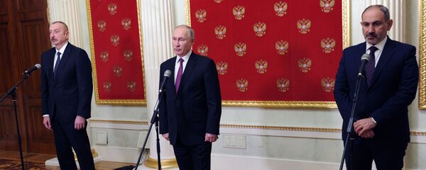 Премьер-министр Армении Никол Пашинян (справа), президент РФ Владимир Путин и президент Азербайджана Ильхам Алиев (слева) во время подведения итогов трёхсторонних переговоров (11 января 2021). Москва Премьер-министр Армении Никол Пашинян (справа), президент РФ Владимир Путин и президент Азербайджана Ильхам Алиев (слева) во время подведения итогов трёхсторонних переговоров (11 января 2021). Москва - Sputnik Армения