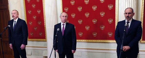 Премьер-министр Армении Никол Пашинян (справа), президент РФ Владимир Путин и президент Азербайджана Ильхам Алиев (слева) во время подведения итогов трёхсторонних переговоров (11 января 2021). Москва - Sputnik Армения