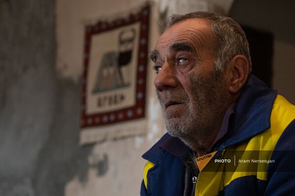 Житель села Тигранашен Хорен Варданян беседует с корреспондентами Sputnik Армения (11 января 2021). Араратская область - Sputnik Армения