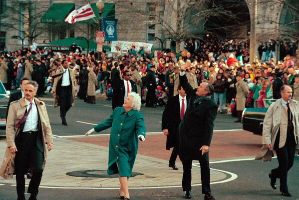 Президент Джордж Буш и первая леди Барбара Буш приветствуют толпу в Вашингтоне - Sputnik Армения