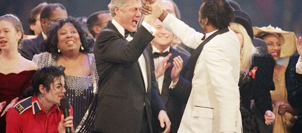 Избранный президент Билл Клинтон и певец Чак Берри во время гала-вечера в Capital Center в Ландовере - Sputnik Армения