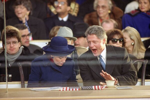 Президент Билл Клинтон и первая леди Хиллари Клинтон во время инаугурационного парада в Вашингтоне, 1993 год - Sputnik Армения