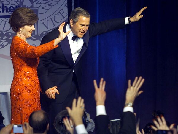 Президент США Джордж Буш с женой Лорой на инаугурационном балу Marriott Wardman в Вашингтоне - Sputnik Армения