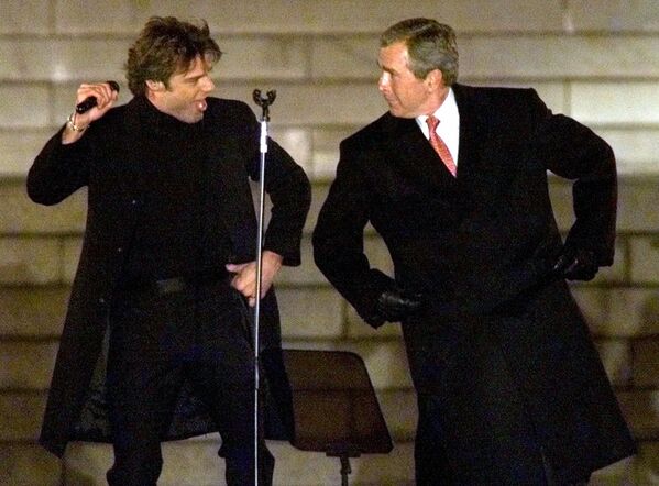 Избранный президент Джордж Буш танцует с певцом Рики Мартином во время церемонии инаугурации в Вашингтоне, 2001 год  - Sputnik Армения